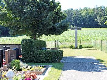 Weiter in die Mitte des Weingartsgreuther Friedhofs soll mit dessen Erweiterung dieses Kreuz rücken. Foto: Evi Seeger