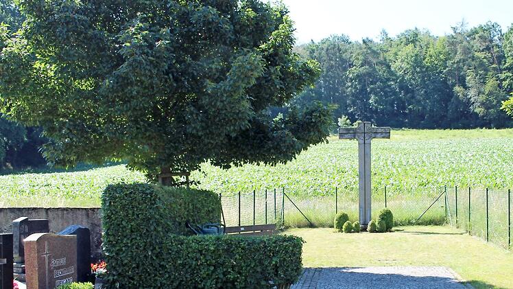 Weiter in die Mitte des Weingartsgreuther Friedhofs soll mit dessen Erweiterung dieses Kreuz rücken. Foto: Evi Seeger