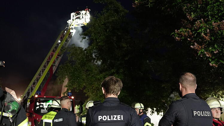 Blitz schlägt in Haus ein: Wohnhaus gerät bei Unwetter in Brand