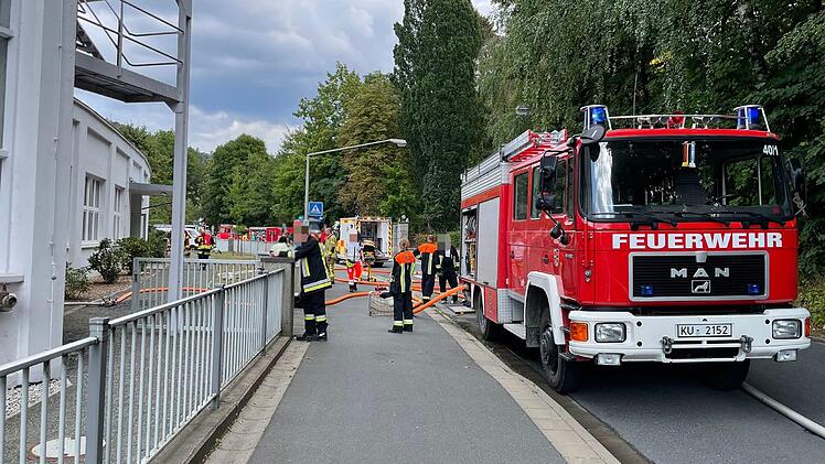 Wirsberg: Brand in Firma sorgt f&uuml;r Gro&szlig;einsatz - Zahlreiche Feuerwehren k&auml;mpfen gegen Flammen