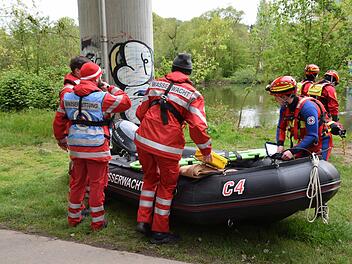 Würzburg: Einsatzkräfte übten Wasserrettung für den Ernstfall