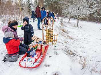 Schlittenspa&szlig; in Oberfranken: Erste Schneeflocken locken Familien auf den Schlittenberg
