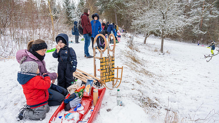 Schlittenspa&szlig; in Oberfranken: Erste Schneeflocken locken Familien auf den Schlittenberg