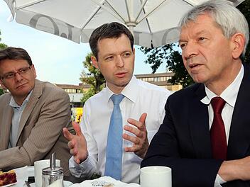 Karl-Heinz Wagner (links) macht mit seinem Verzicht den Weg für Johann Kalb (rechts) als Landratskandidaten frei, zwischen beiden: Kreisvorsitzender MdB Thomas Silberhorn. Fotos: Matthias Hoch