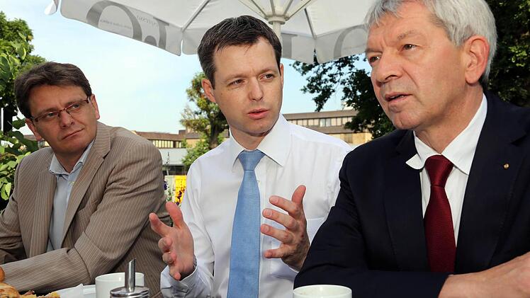 Karl-Heinz Wagner (links) macht mit seinem Verzicht den Weg für Johann Kalb (rechts) als Landratskandidaten frei, zwischen beiden: Kreisvorsitzender MdB Thomas Silberhorn. Fotos: Matthias Hoch
