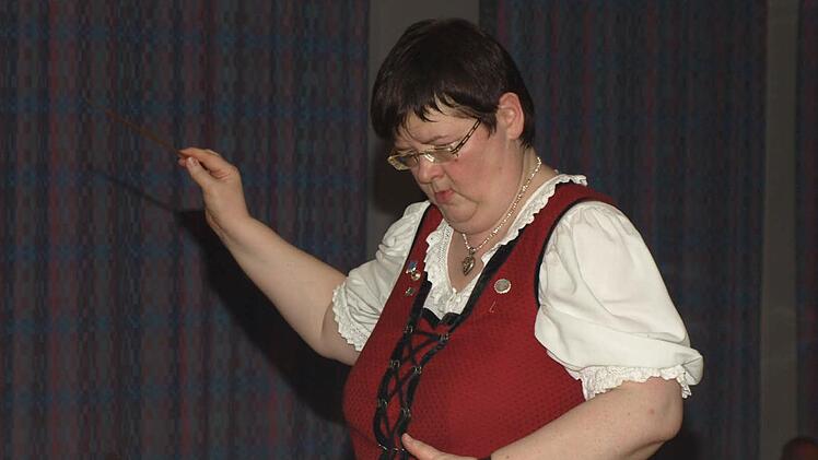Doris Eckert dirigiert seit zehn Jahren die Trachtenkapelle . Dafür und für 40 Jahre aktives Musizieren wurde sie geehrt.