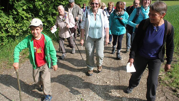 Nesthäkchen und Wanderbursch: Leon (9) hat sich einen Stock geschnappt und zum Wanderstab gemacht.