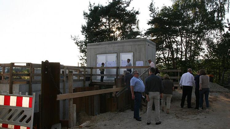 Ein Schacht führt zum alten Pumpwerk, das nach Informationen von Ingenieur Wolfgang Harrer, bald ausgedient hat und verfüllt wird.Foto: Werner Baier