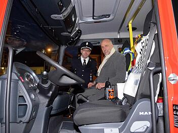 Inbesitznahme: Albertshausens Kommandant Ralf Faulhammer und Oberbürgermeister Kay Blankenburg. Foto: Peter Rauch