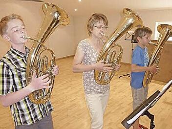 Jannik Brückner, Waltraud und Julian Völk vom Musikverein Grössau-Posseck glänzten mit ihren Tenorhörnern.  Foto: Gerd Fleischmann