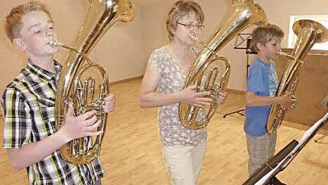 Jannik Brückner, Waltraud und Julian Völk vom Musikverein Grössau-Posseck glänzten mit ihren Tenorhörnern.  Foto: Gerd Fleischmann