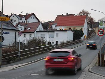 In Petzmannsberg soll ein altes Haus abgerissen werden, damit dort ein Mehrparteien-Mietshaus für sozial Schwächere entstehen kann. Wo genau das sein wird, wollten die Verantwortlichen noch nicht sagen, da das Haus zurzeit noch bewohnt wird. Foto: Lisa Kieslinger