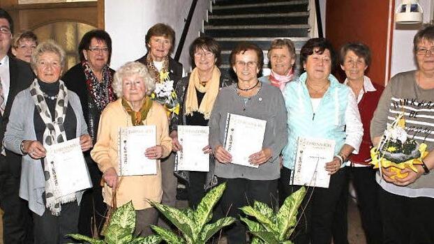 Die Vorsitzende der Garten- und Blumenfreunde Weismain, Helga Selent (2. v. r), die Zweite Vorsitzende Brigitte Kunstmann (2. v. l.), Schatzmeisterin Gundi Karlisch (4. v. l.) und der Erste B&uuml;rgermeister Udo Dauer (links) zeichneten treue Mitglieder aus. Vorne (2. v. l.) die Jubilare Helga Heer, Gunda Dauer, Anna Murrmann, Gerda Kaplan, Kathi Dauer, Hedwig Weidner, Hannelore Gerber und Ute Ge&szlig;lein.  Foto: Erich Lutter