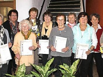 Die Vorsitzende der Garten- und Blumenfreunde Weismain, Helga Selent (2. v. r), die Zweite Vorsitzende Brigitte Kunstmann (2. v. l.), Schatzmeisterin Gundi Karlisch (4. v. l.) und der Erste B&uuml;rgermeister Udo Dauer (links) zeichneten treue Mitglieder aus. Vorne (2. v. l.) die Jubilare Helga Heer, Gunda Dauer, Anna Murrmann, Gerda Kaplan, Kathi Dauer, Hedwig Weidner, Hannelore Gerber und Ute Ge&szlig;lein.  Foto: Erich Lutter