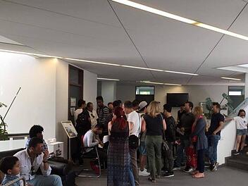 Der große Ansturm beim Außensprechtag der Bayreuther Ausländerbehörde sorgte für lange Wartezeiten. Foto: privat