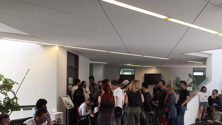 Der große Ansturm beim Außensprechtag der Bayreuther Ausländerbehörde sorgte für lange Wartezeiten. Foto: privat