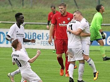 Knie-Fall"! René Knie (Nummer 10) rutscht jubelnd den beiden Frohnlacher Torschützen Kevin Hartmann (Nummer 11) und Sven Wieczorek (rechts) entgegen; von links kommt Sayko Trawally, der ebenfalls zum zwischenzeitlichen 4:1 für die ganz in Weiß gekleideten "Blau-Weißen" traf, dazu. Foto: Timo Geldner