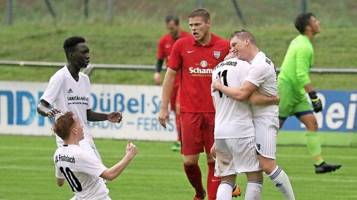 Knie-Fall"! René Knie (Nummer 10) rutscht jubelnd den beiden Frohnlacher Torschützen Kevin Hartmann (Nummer 11) und Sven Wieczorek (rechts) entgegen; von links kommt Sayko Trawally, der ebenfalls zum zwischenzeitlichen 4:1 für die ganz in Weiß gekleideten "Blau-Weißen" traf, dazu. Foto: Timo Geldner