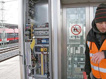 Ein Monteur der Firma Schindler testet den Aufzug am Forchheimer Bahnhof.  Fotos: Josef Hofbauer