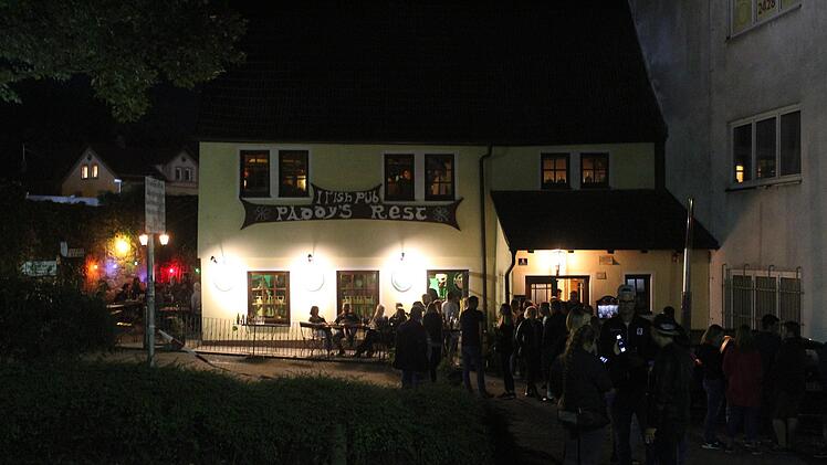 Noch jede Menge Nachtschwärmer hielt das Irish Pub auch zuvorgerückter Stunde parat.