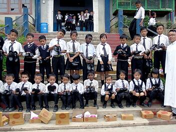 Mit Pater Samuel Elow präsentierten die Kinder ihre neuen Schuhe.      Foto: privat