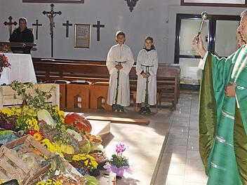 Pfarrer Dominik Kesina segnet die bunte Vielfalt der Ernteergebnisse des Jahres.  Foto: Arthur Stollberger