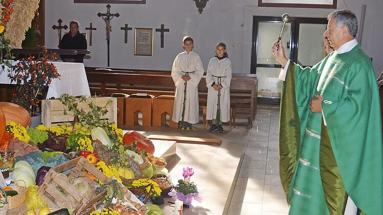 Pfarrer Dominik Kesina segnet die bunte Vielfalt der Ernteergebnisse des Jahres.  Foto: Arthur Stollberger