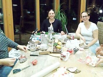 Der Elternbeirat vom Kindergarten "Pfiffikus" in Fischbach bastelte sch&ouml;ne Geschenkideen, die am Sonntag nach der Kirche zugunsten des Kindergartens verkauft werden. Foto: Bianca Rohde