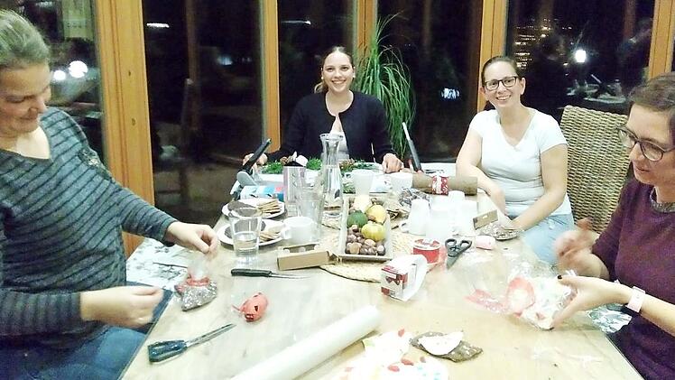 Der Elternbeirat vom Kindergarten "Pfiffikus" in Fischbach bastelte sch&ouml;ne Geschenkideen, die am Sonntag nach der Kirche zugunsten des Kindergartens verkauft werden. Foto: Bianca Rohde