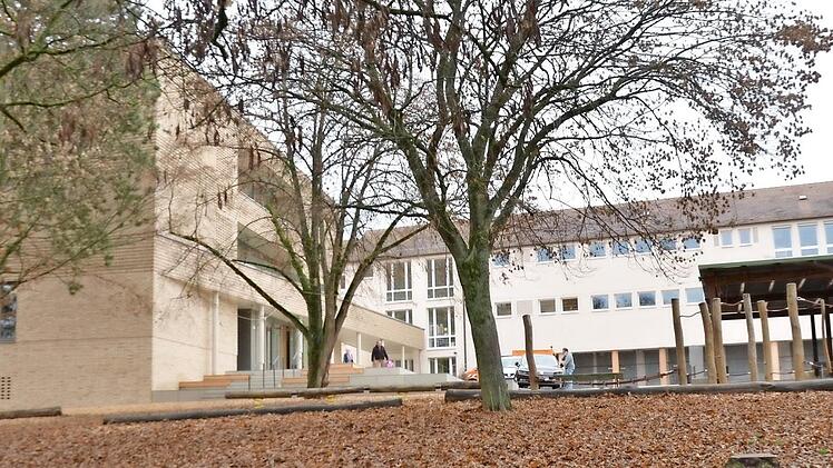 Die Carl-Platz-Schule heute; links der neue "Pavillon", der heute geweiht wird.  Foto: Bernhard Panzer