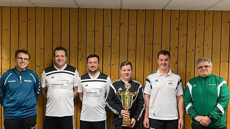 Thomas Ulsamer (Sportwart SKV Bad Kissingen, von links) und die Siegermannschaft von SKK Alle Neun Stralsbach (Torsten Straub, Sebastian Sch&ouml;lzke, Bastian Schreiner, Pascal Schreiner), Dietmar Schmitt (1. Vorsitzender SKV Bad Kissingen)  Foto: Verena Ulsamer