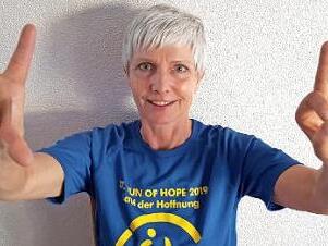 Birgit Schmitt zeigt, wie es geht: Beugen und verbinden Sie bei der linken Hand Daumen und Zeigefinger, beugen Sie bei der rechten Hand gleichzeitig kleiner Finger und Ringfinger und so weiter. Ein Tipp: Lieber öfters üben als zu lange. Die Übung kann im Liegen, im Sitzen und Stehen gleichermaßen durchgeführt werden.  Foto: K.-H. Hofmann