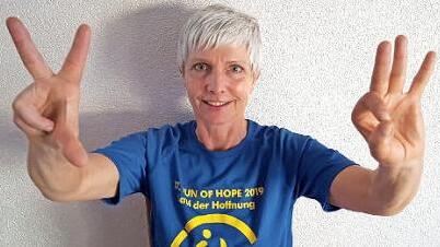 Birgit Schmitt zeigt, wie es geht: Beugen und verbinden Sie bei der linken Hand Daumen und Zeigefinger, beugen Sie bei der rechten Hand gleichzeitig kleiner Finger und Ringfinger und so weiter. Ein Tipp: Lieber öfters üben als zu lange. Die Übung kann im Liegen, im Sitzen und Stehen gleichermaßen durchgeführt werden.  Foto: K.-H. Hofmann