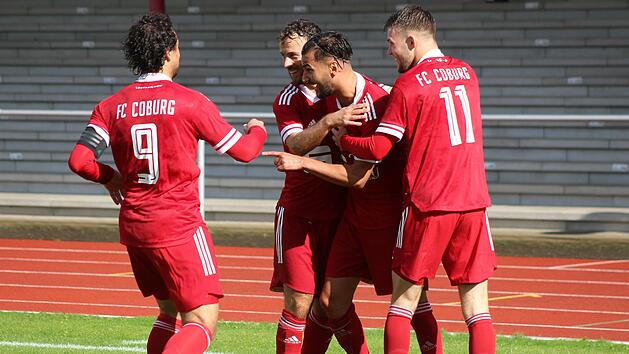 Aykut Civelek, Torsch&uuml;tze zum 1:0 gegen Gochsheim, wird von seinen Coburger Mannschaftskollegen gefeiert.