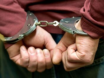 In Handschellen In Handschellen