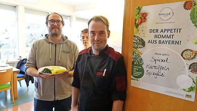 Auch das Team l&auml;sst sich das &bdquo;Heimatteller&ldquo;-Gericht Spinat mit Kartoffeln und Spiegelei schmecken (v.&nbsp;l.): Alexander H&uuml;bner (Einrichtungsleiter), Corinna Weidinger (Hauswirtschaftskoordinatorin) und Sven Windisch (Koch).