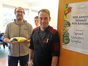 Auch das Team lässt sich das „Heimatteller“-Gericht Spinat mit Kartoffeln und Spiegelei schmecken (v. l.): Alexander Hübner (Einrichtungsleiter), Corinna Weidinger (Hauswirtschaftskoordinatorin) und Sven Windisch (Koch).
