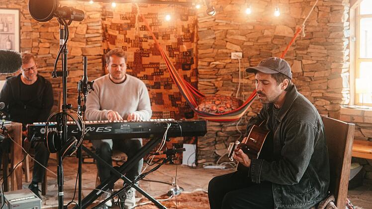 Für Max Giesinger geht es in die Mongolei. Gemeinsam mit Künstlern vorort und seinem Team interpretiert er seinen Song "80 Millionen" neu.