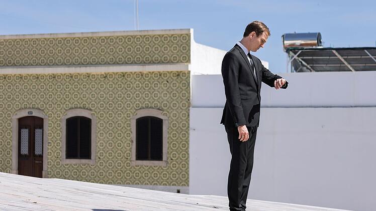 Oh, ist das Jahr schon vorbei? Kommissar Leander Lost (Jan Krauter) w&uuml;rde seine Zeit in Fuseta gerne verl&auml;ngern, doch das sieht das Europol-Austauschprogramm eigentlich nicht vor.