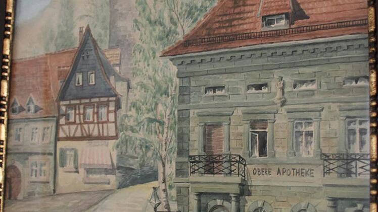 Früher stand anstelle des Rathauses das Geburtshaus von Gerhard Spörl. Er ist direkt neben dem Stadtturm aufgewachsen.  Foto: Vanessa Schneider
