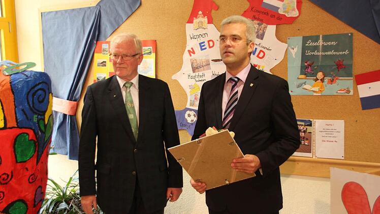 Vorsitzender Timo Ehrhardt (rechts) ernannte den bisherigen ASCO-Geschäftsführer Wolfgang Hammerschmidt zum Ehrenmitglied des Vereins.  Foto: Friedwald Schedel