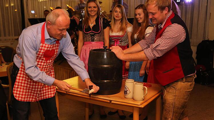 Bürgermeister Grüner (l.) sticht das Bierfass an.  Fotos: Galster