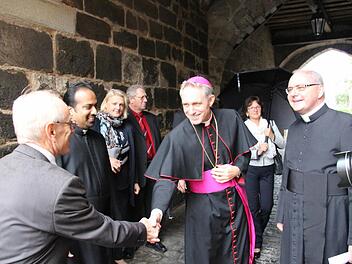 Erzbischof Georg Gänswein, Präfekt des Päpstlichen Haushaltes von papst Franziskus und Benedikt XVI. (Mitte), wurde bei seinem Besuch in Höchstadt herzlich empfangen. Foto: Christian Bauriedel