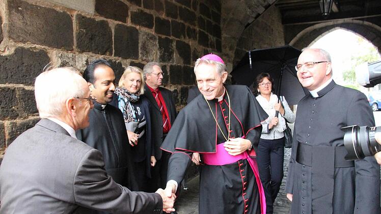 Erzbischof Georg Gänswein, Präfekt des Päpstlichen Haushaltes von papst Franziskus und Benedikt XVI. (Mitte), wurde bei seinem Besuch in Höchstadt herzlich empfangen. Foto: Christian Bauriedel