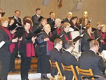 Der Katholische Kirchenchor (hinten) sowie die Bläsergruppe St. Georg (vorne) ließen das Adventssingen zur Sternstunde werden. Foto: Heike Schülein