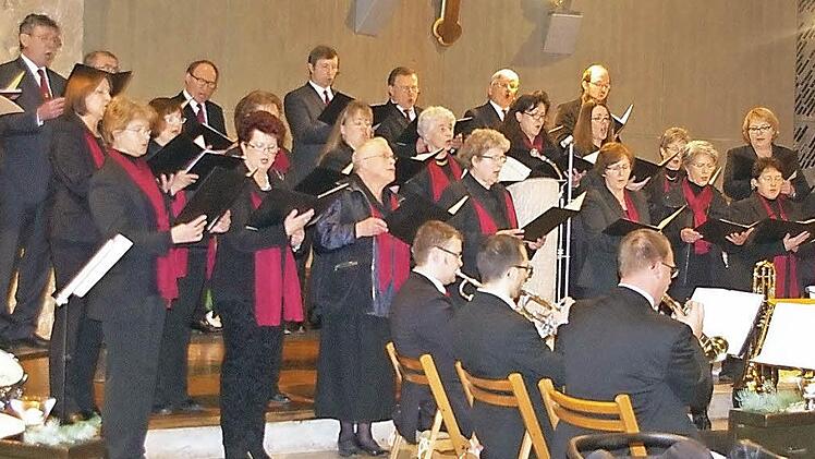 Der Katholische Kirchenchor (hinten) sowie die Bläsergruppe St. Georg (vorne) ließen das Adventssingen zur Sternstunde werden. Foto: Heike Schülein