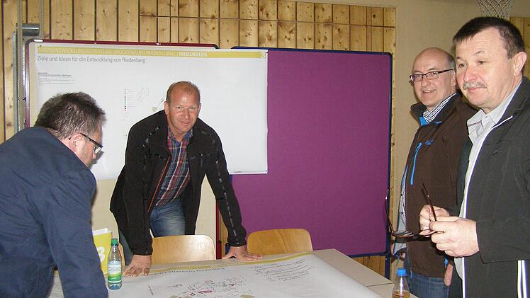 Es mangelte nicht an Ideen und Vorschlägen der Bürger bei der Innenentwicklungswerkstatt in der Schondratalhalle.  Foto: W. Saam