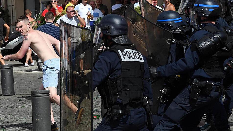 Vor dem Spiel ihrer Mannschaften lieferten sich russische und englische Hooligans Straßenschlachten in Marseille. Foto: Jean Christophe, afp