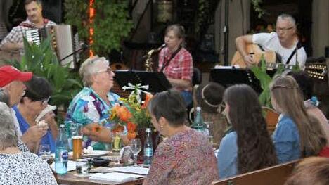 Bis auf den letzten Platz besetzt war der Biergarten im Gasthaus Kram beim Wirtshaussingen mit der Horh&auml;user Band "Efach so": (von links) Bernhard Karbacher am Akkordeon, Andrea B&auml;hr am Saxofon und Norbert B&auml;hr an der Gitarre.  Foto: Lieselotte Vogt