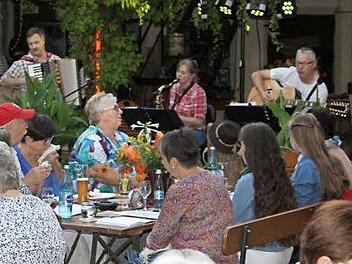 Bis auf den letzten Platz besetzt war der Biergarten im Gasthaus Kram beim Wirtshaussingen mit der Horhäuser Band "Efach so": (von links) Bernhard Karbacher am Akkordeon, Andrea Bähr am Saxofon und Norbert Bähr an der Gitarre.  Foto: Lieselotte Vogt
